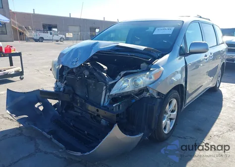 2013 Toyota Sienna Le V6 8 Passenger z USA, uszkodzony, nr VIN 5TDKK3DC3DS307285